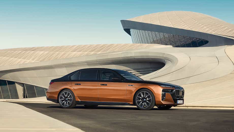 side view of a BMW i7