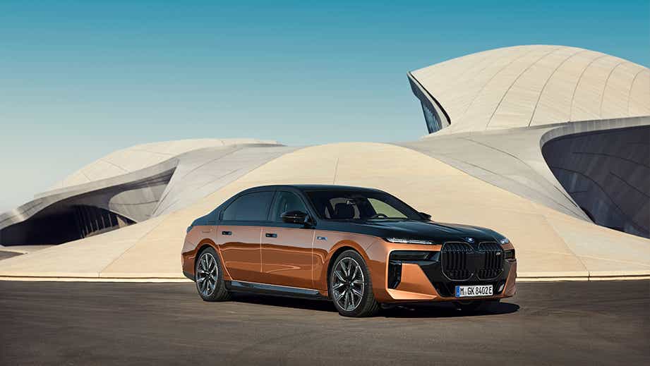 front three-quarter view of a BMW i7