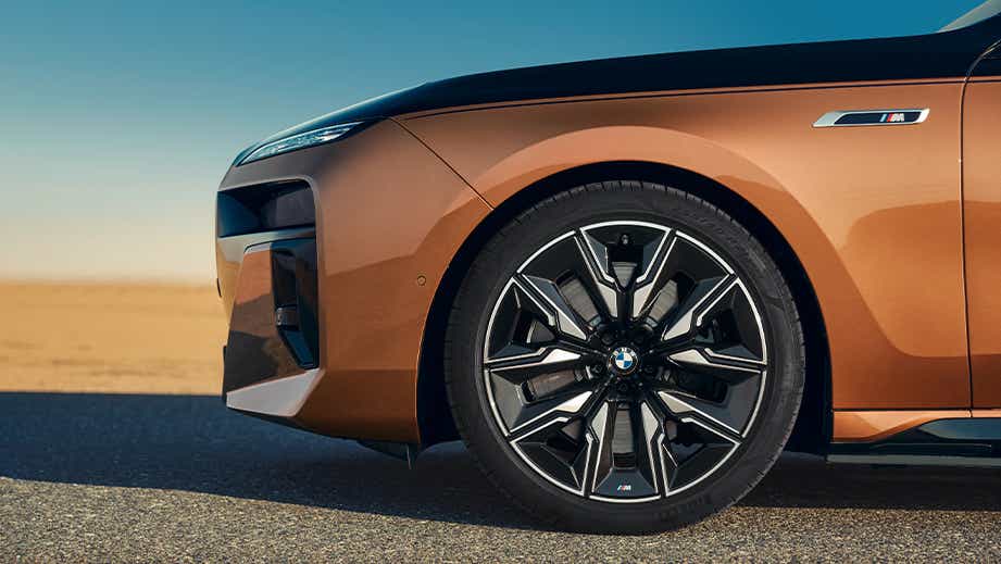 Front wheel and fender of a BMW i7