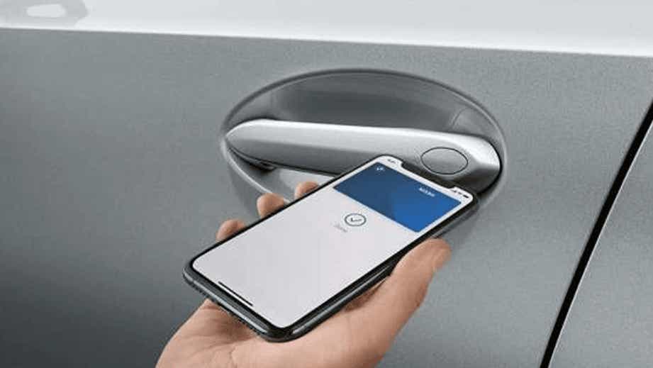 Close-up of a door handle with smartphone key access on a BMW 3 Series Gran Limousine