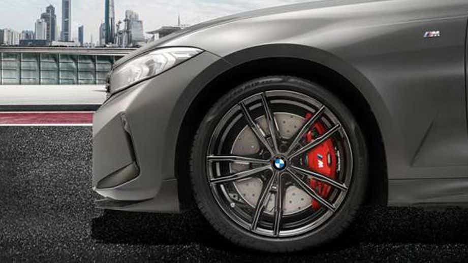 Front wheel and fender of a BMW 3 Series