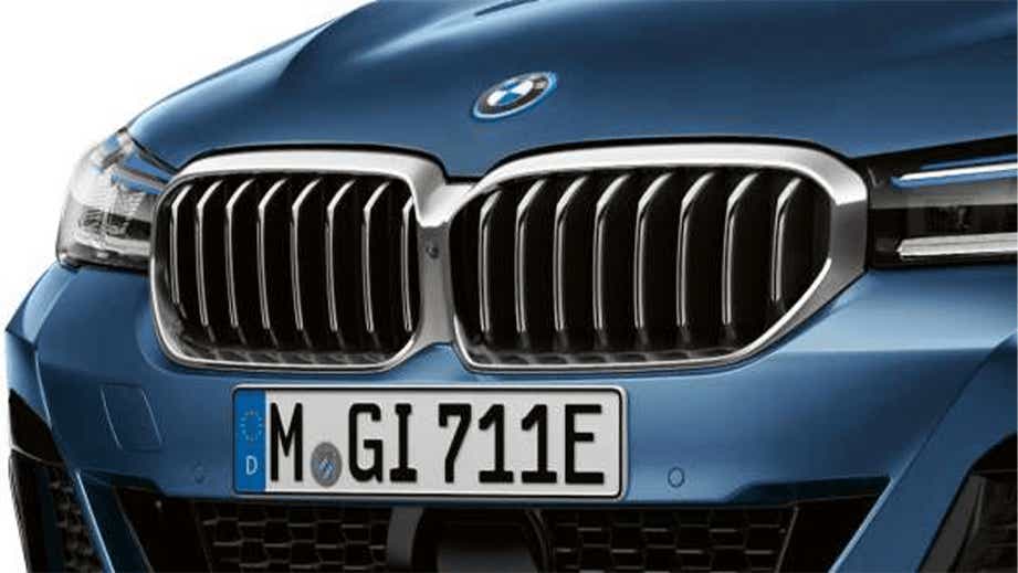 front grille close-up of a Phytonic Blue BMW 5 Series 2021-2023