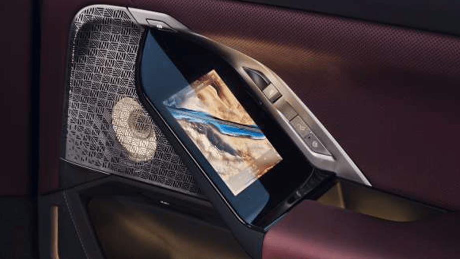 Interior door controls and digital display of a BMW 7 Series