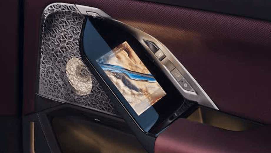 Interior door controls and digital display of a BMW 7 Series
