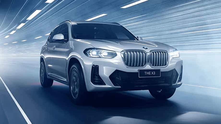 front view of a BMW X3 2023-2024