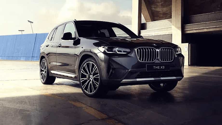 Front three-quarter view of a Sophisto Grey Brilliant Effect BMW X3 2023-2024
