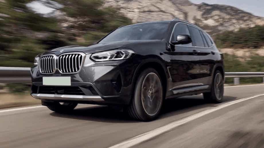 front three-quarter view of a BMW X3 2023-2024