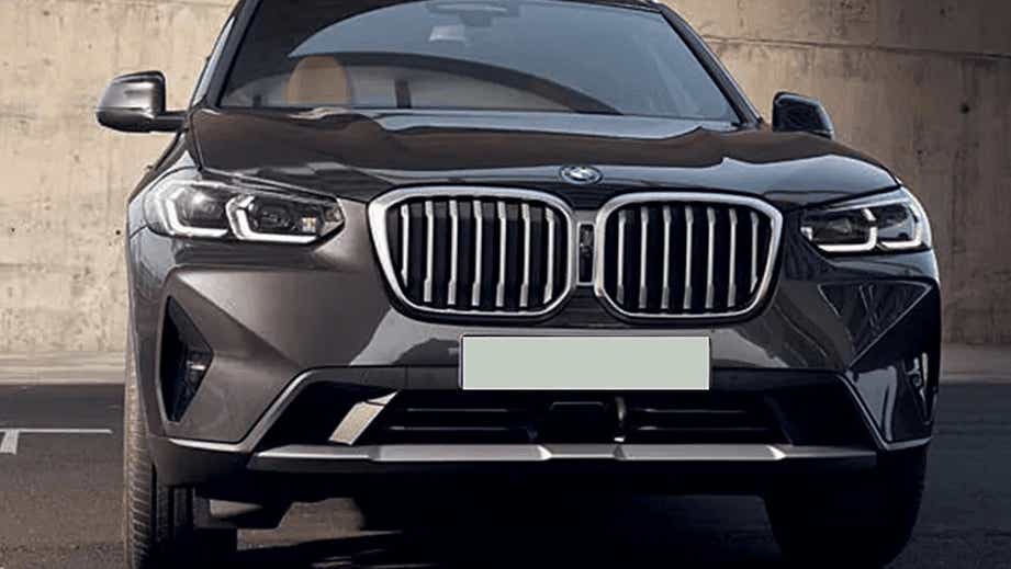 front view of a BMW X3 2023-2024