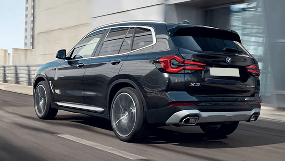 rear three-quarter view of a BMW X3 2023-2024