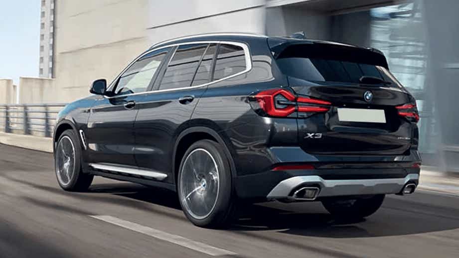 rear three-quarter view of a BMW X3 2023-2024