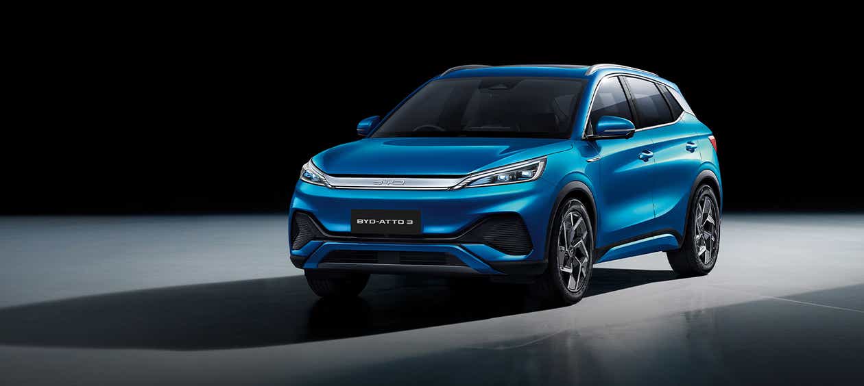 front three-quarter view of a Surf Blue BYD Atto 3 Facelift