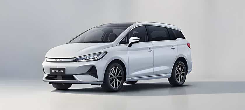 front three-quarter view of a Crystal White BYD eMAX 7