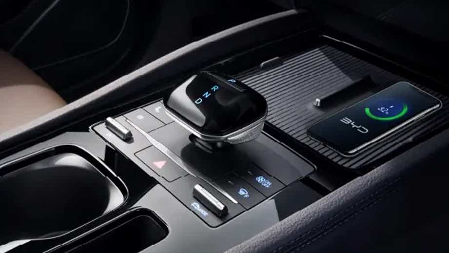 centre console and gear selector of a BYD eMAX 7