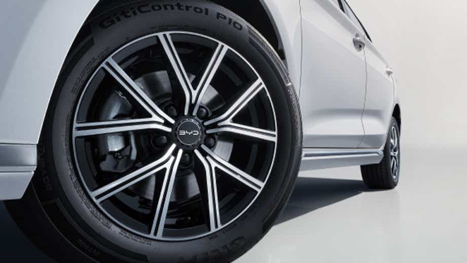 Front wheel close-up of a BYD eMAX 7