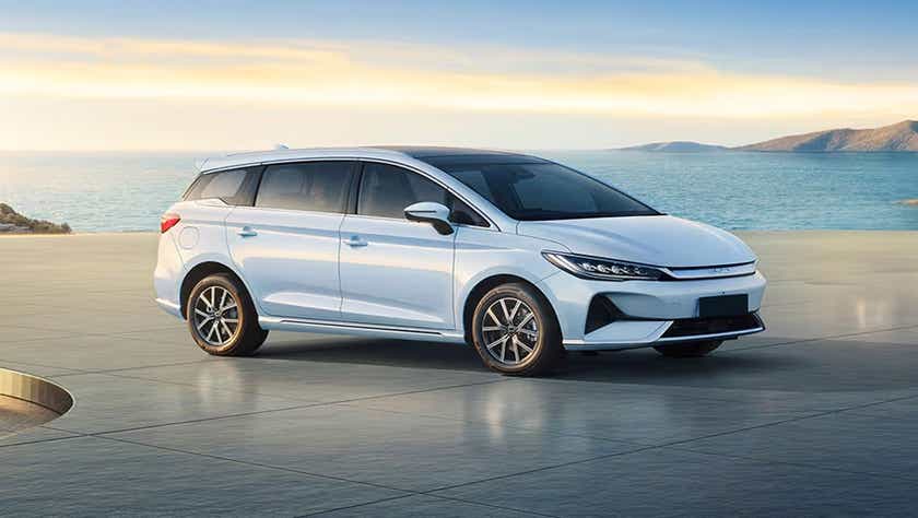 front three-quarter view of a Crystal White BYD eMAX 7