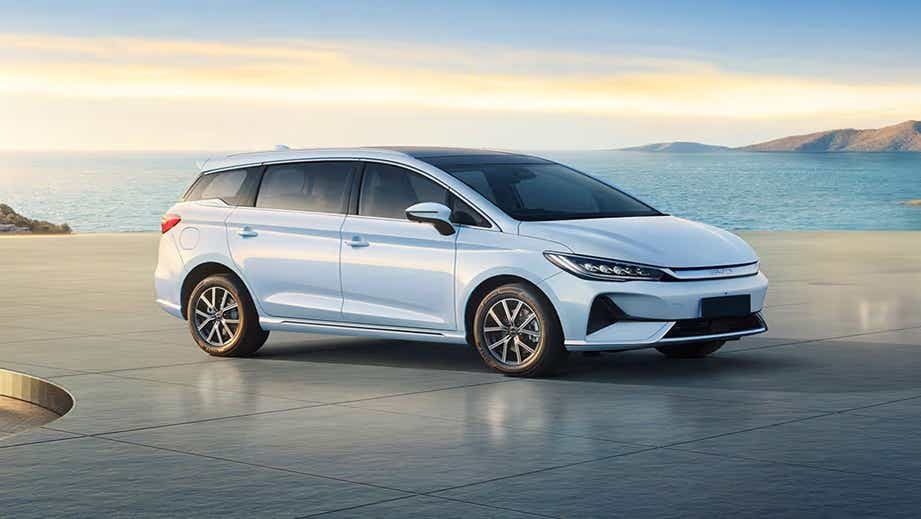 front three-quarter view of a Crystal White BYD eMAX 7