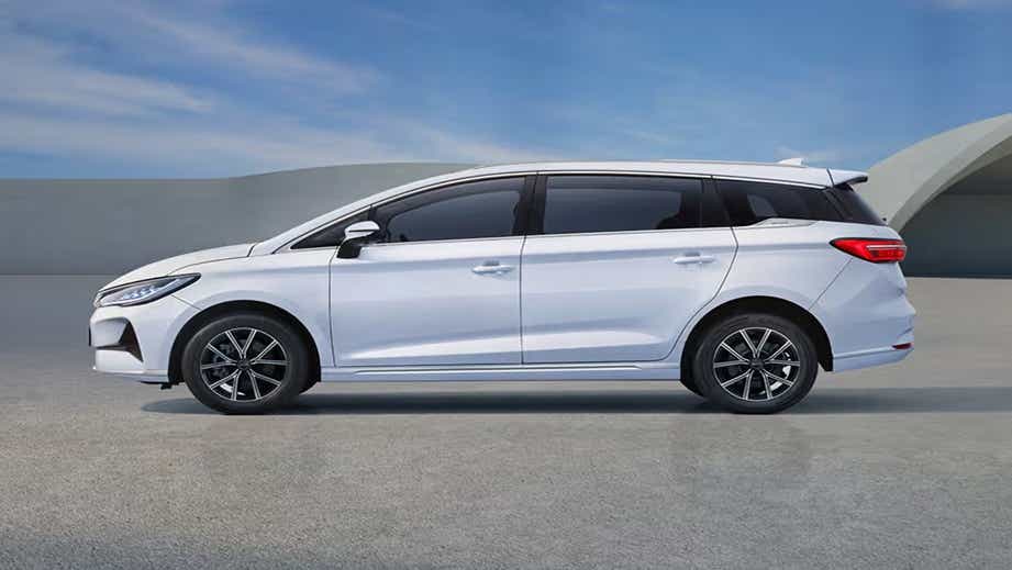 side view of a Crystal White BYD eMAX 7