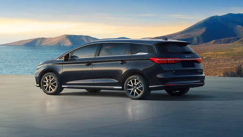 Rear three-quarter view of a BYD eMAX 7