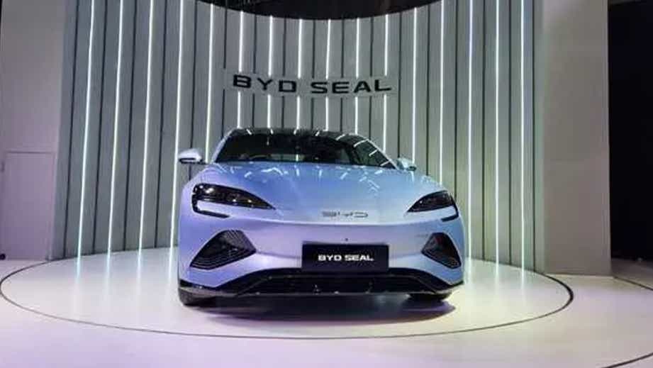 front view of a Arctic Blue BYD Seal