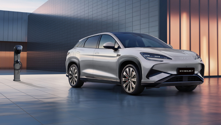 front three-quarter view of a BYD Sealion 7