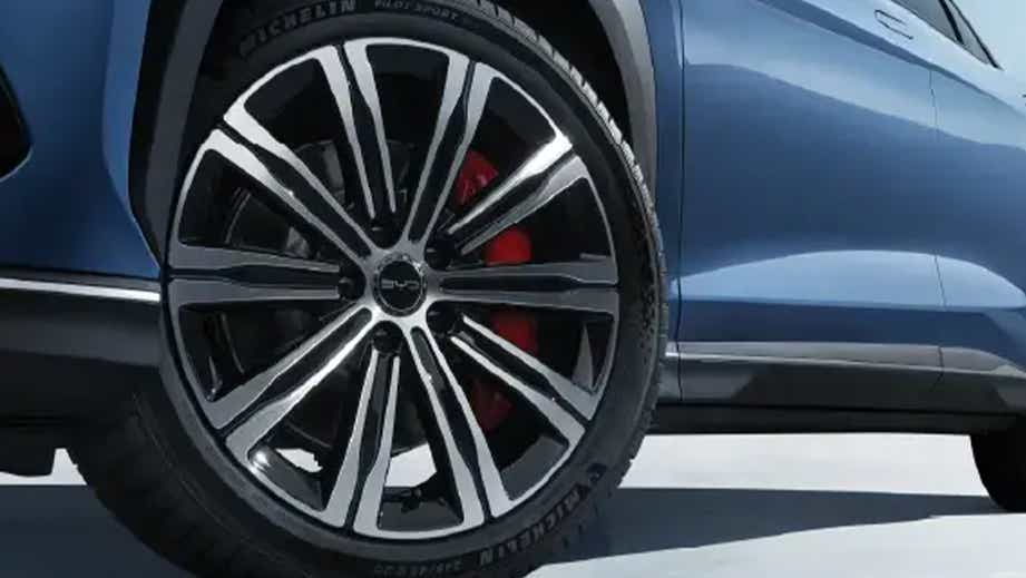 Front wheel and side view of a BYD Sealion 7