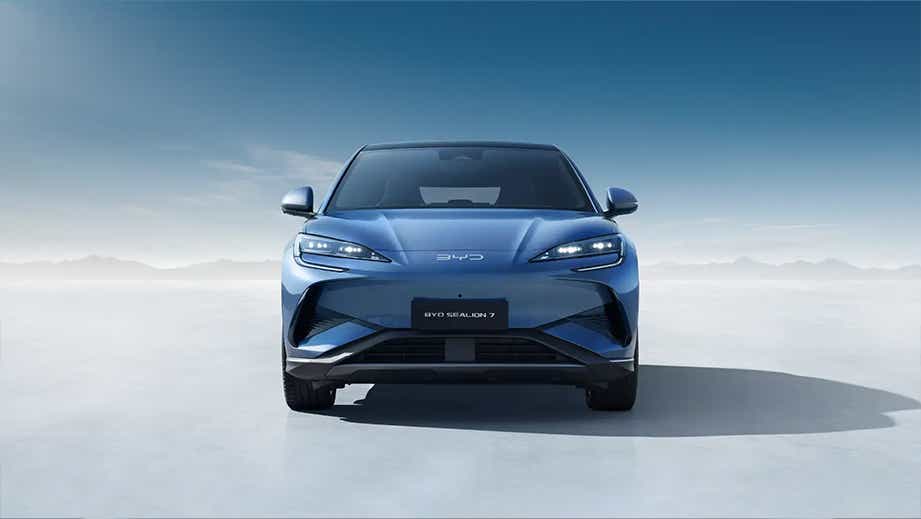 Front view of a BYD Sealion 7