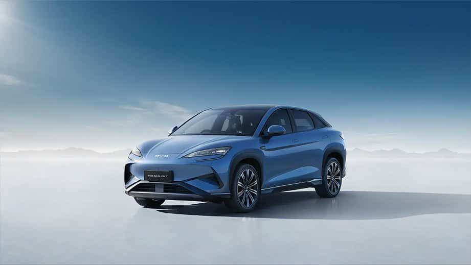 Front three-quarter view of a BYD Sealion 7