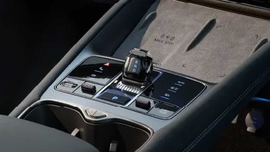 center console and gear selector of a BYD Sealion 7