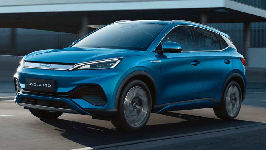 front three-quarter of a Surf Blue BYD Atto 3