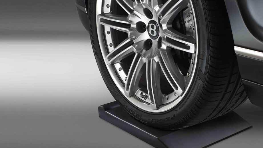 Close-up of a wheel of a Bentley Flying Spur