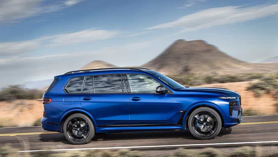 side view of a tanzanite Blue Metallic BMW X7