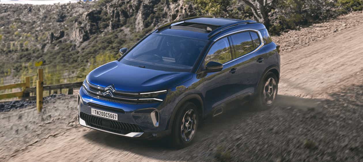front three-quarter view of a Citroen C5 Aircross