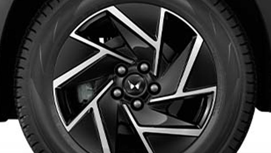 alloy wheel close-up of a Mahindra XUV 3XO