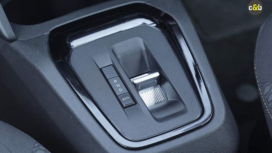 Gear selector console of a Citroen eC3