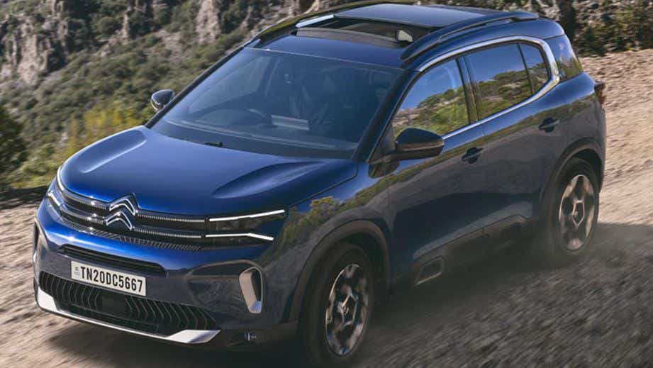 front three-quarter view of a Citroen C5 Aircross