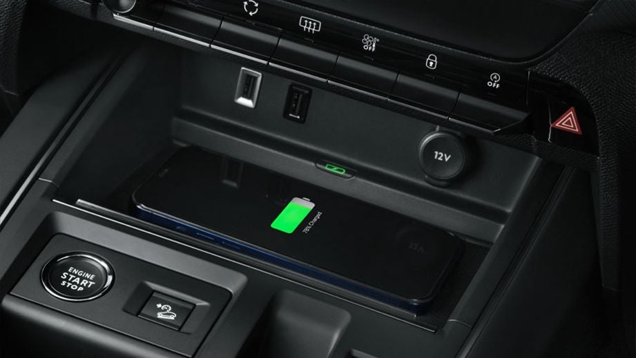 Center console with wireless charging pad of a Citroen C5 Aircross