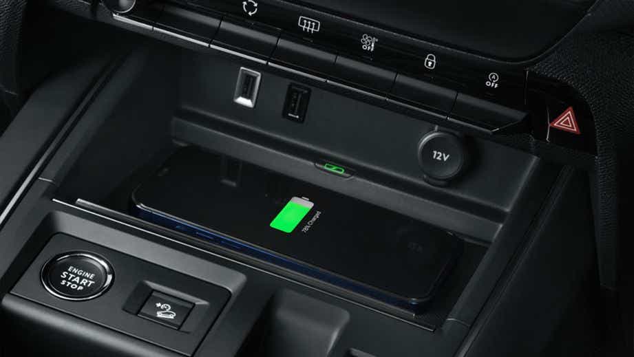 Center console with wireless charging pad of a Citroen C5 Aircross
