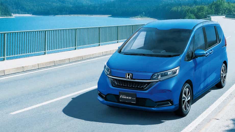 front three-quarter view of a Honda Freed on a bridge