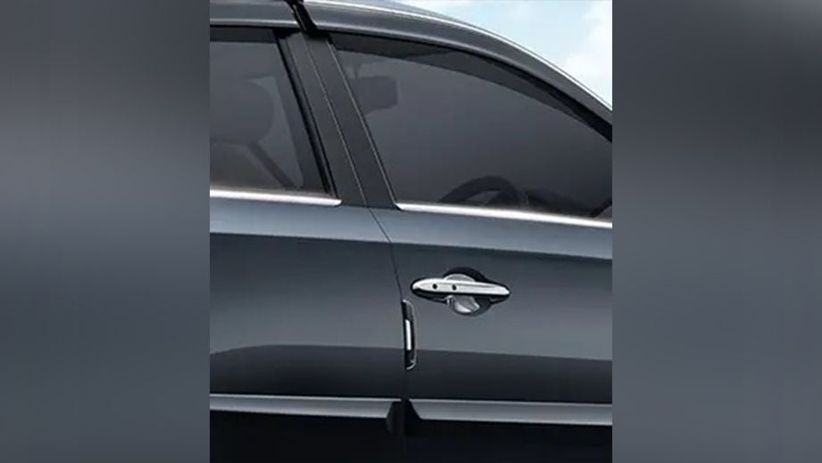 close-up of front door and window of a Honda Amaze 2022-2023