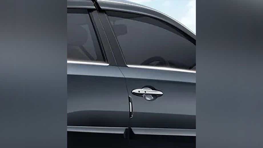 close-up of front door and window of a Honda Amaze 2022-2023