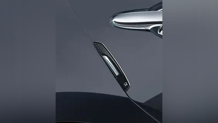 Door handle and side indicator close-up of a Honda Amaze 2022-2023