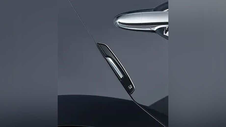 Door handle and side indicator close-up of a Honda Amaze 2022-2023