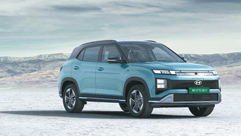 front three-quarter of a Ocean Blue with Abyss Black Roof Hyundai Creta Electric