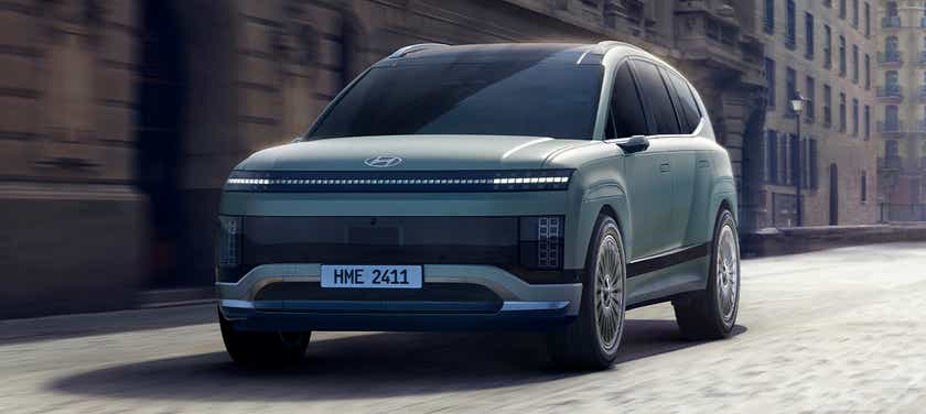 Front view of a Hyundai IONIQ 9 driving in a city