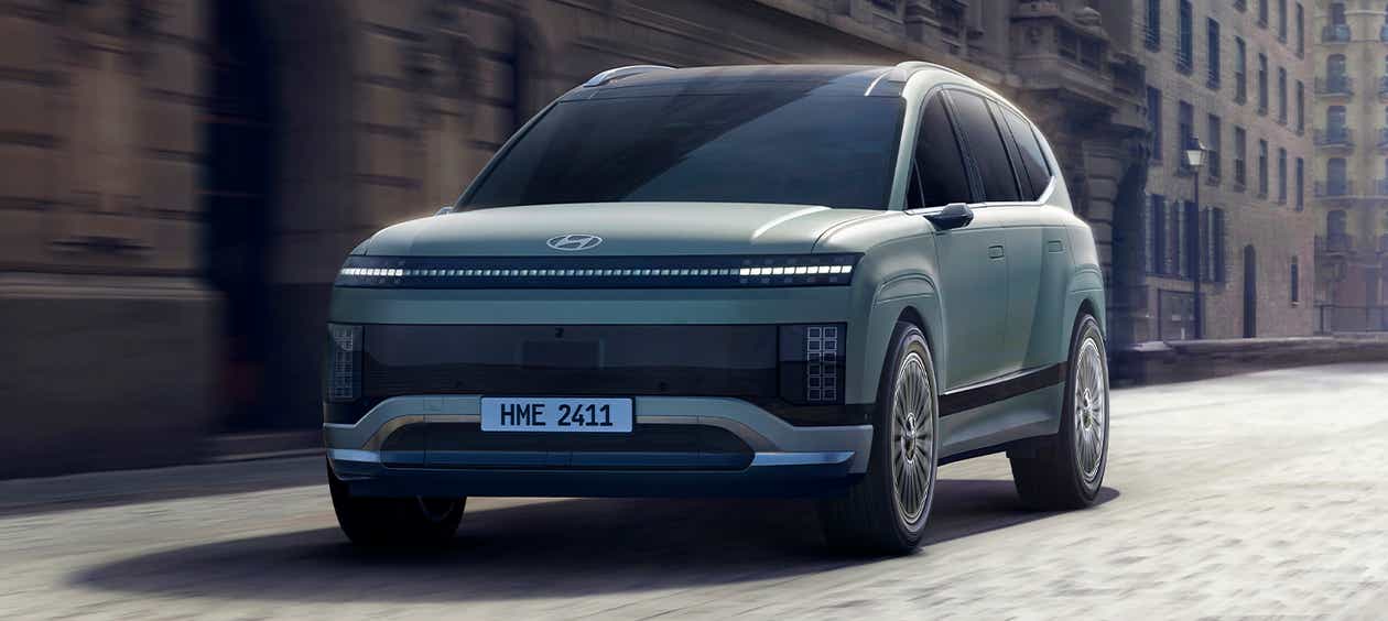 Front view of a Hyundai IONIQ 9 driving in a city