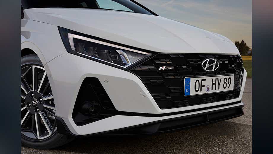 front three-quarter view of a Atlas White With Abyss Black Hyundai i20 N Line