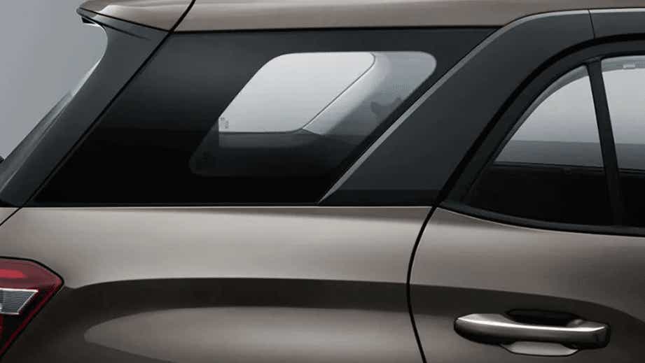 rear window and C-pillar of a Hyundai Alcazar 2021-2023