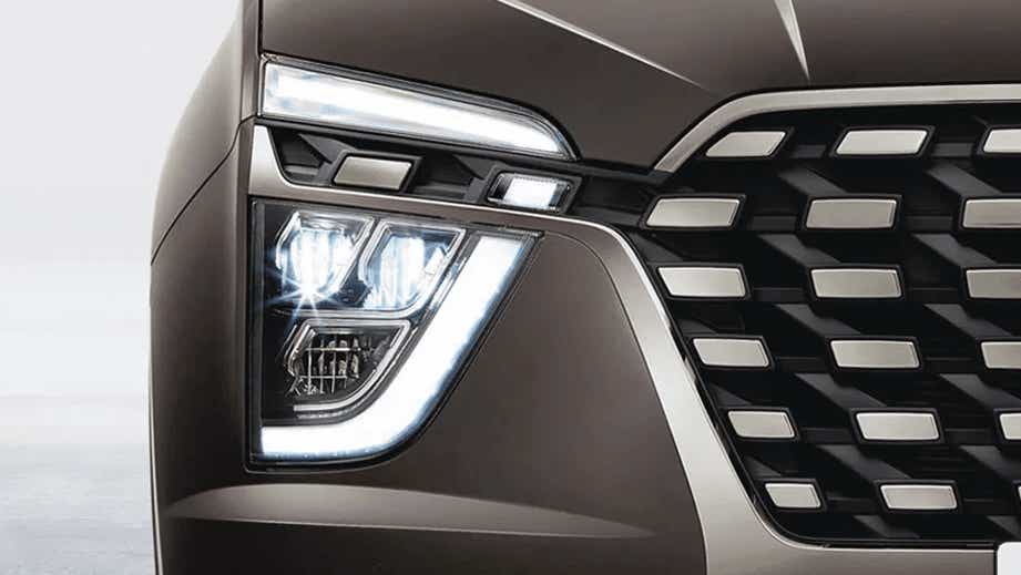 Headlight close-up of a Hyundai Alcazar 2021-2023