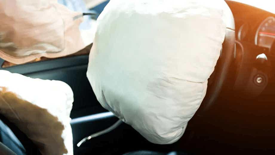 Deployed steering wheel airbag and front airbags of a Hyundai Alcazar 2021-2023