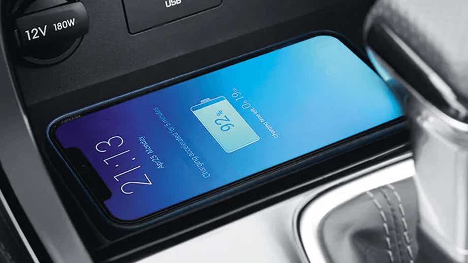 wireless charging pad with phone in a Hyundai Alcazar 2021-2023